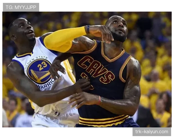 特写：追梦格林在关键防守成功后，拍打地板激励队友